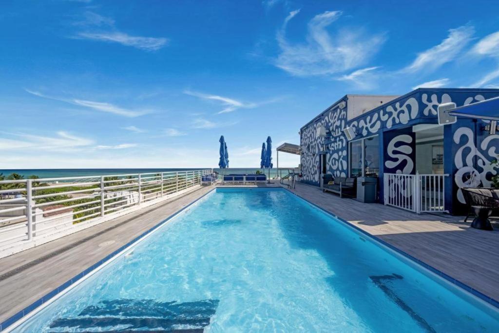 Suite With Rooftop-Pool And Bar On Ocean Dr Miami Beach Exterior photo